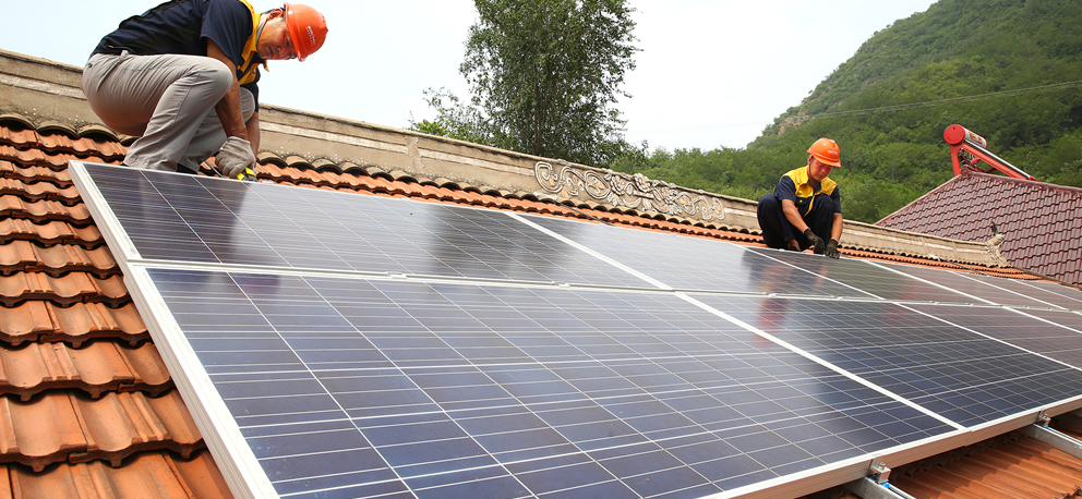 Konut &ccedil;atısına monte edilmiş g&uuml;neş panelleri